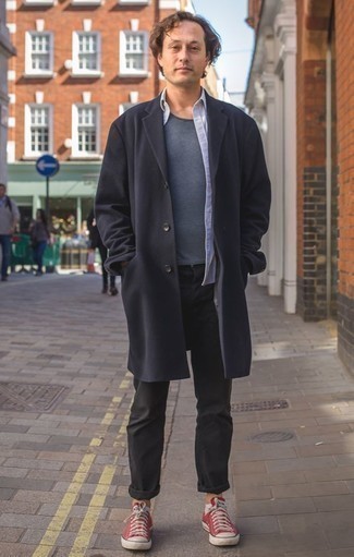 С чем носить красные кеды мужчине в стиле смарт-кэжуал