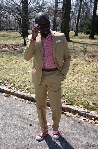 С чем носить красные кеды мужчине в стиле смарт-кэжуал