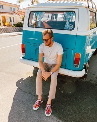 С чем носить красные кеды мужчине в стиле кэжуал