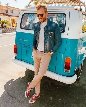 С чем носить красные кеды мужчине в стиле кэжуал