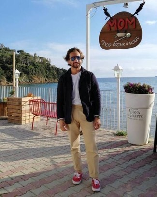 С чем носить красные кеды мужчине в стиле кэжуал