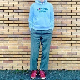 С чем носить красные кеды мужчине в стиле смарт-кэжуал