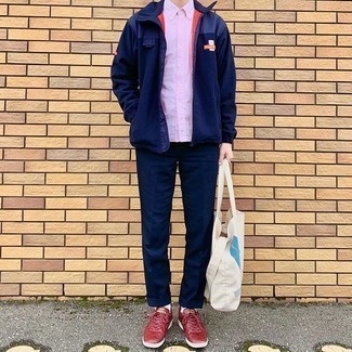 С чем носить красные кеды мужчине в стиле кэжуал