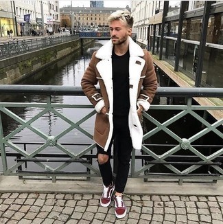 С чем носить красные кеды мужчине в холод в спортивном стиле