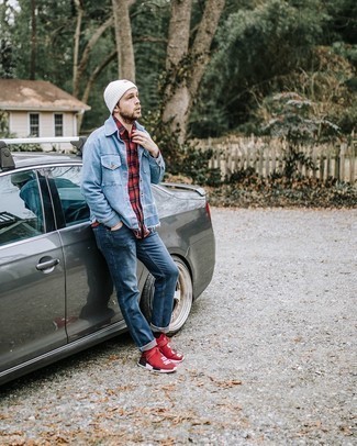 С чем носить красные кеды мужчине в теплую погоду