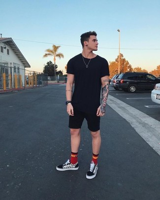 С чем носить красные носки в 20 лет мужчине