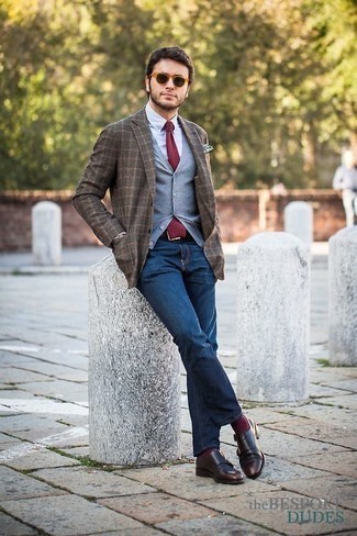 С чем носить красные носки в 30 лет мужчине