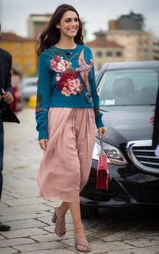 С чем носить красную замшевую сумку женщине