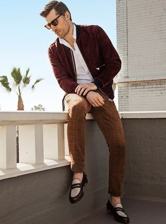 С чем носить красный замшевый бомбер мужчине