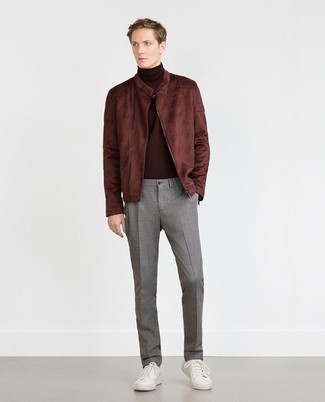 Как носить красный замшевый бомбер с белыми низкими кедами мужчине