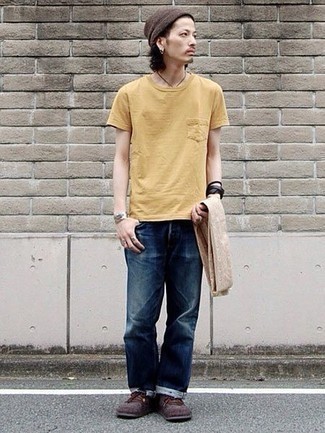 С чем носить красные замшевые повседневные ботинки мужчине