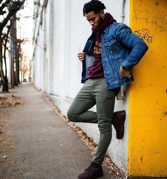 С чем носить красные замшевые повседневные ботинки мужчине