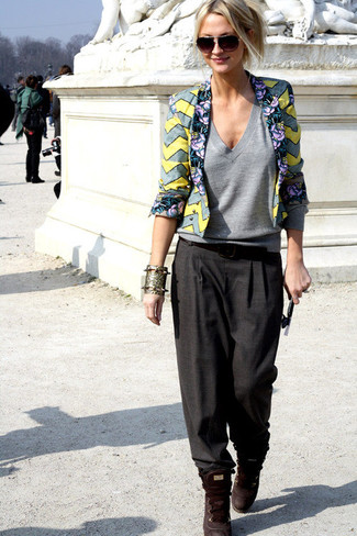 С чем носить красные замшевые кеды женщине