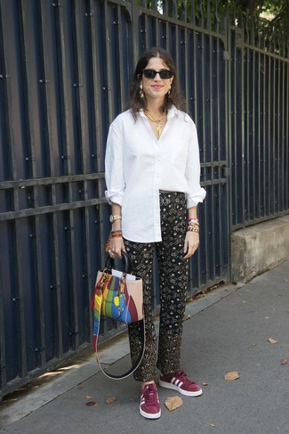 С чем носить красные замшевые кеды женщине