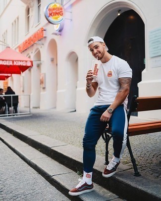 С чем носить красные замшевые кеды мужчине