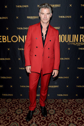 С чем носить красный костюм