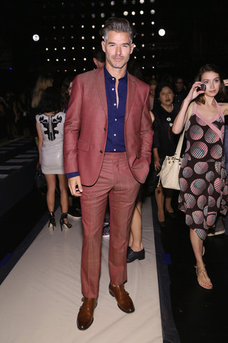 С чем носить красный костюм