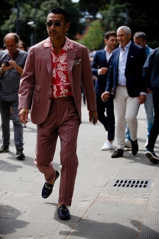 С чем носить красный костюм