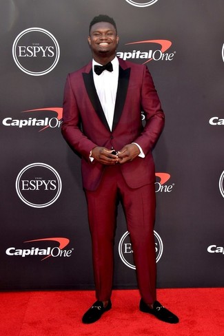 Какие лоферы носить с красным костюмом