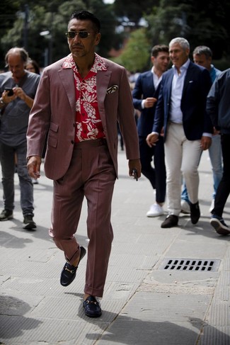 Какие лоферы носить с красным костюмом