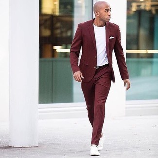 Какие низкие кеды носить с красным костюмом