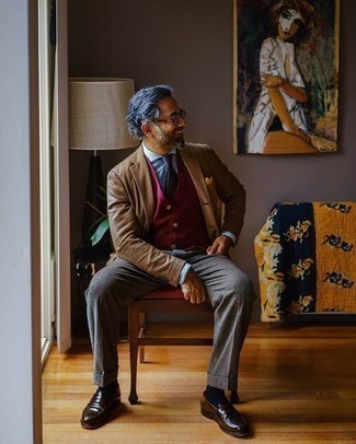 Какие пиджаки носить с красным трикотажным жилетом мужчине