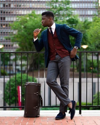 Какие пиджаки носить с красным трикотажным жилетом мужчине