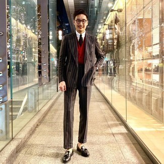 Какие костюмы носить с красным трикотажным жилетом