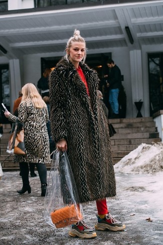 Какие кроссовки носить с красными спортивными штанами женщине