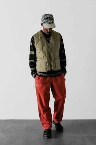 Какие кроссовки носить с красными спортивными штанами мужчине