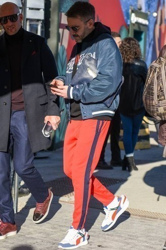 С чем носить красные спортивные штаны мужчине