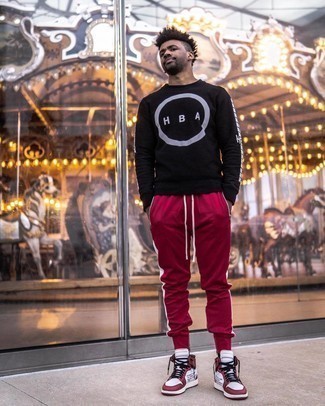 С чем носить красные спортивные штаны мужчине