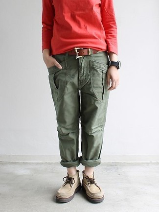 Как носить красный свитшот с бежевыми замшевыми ботинками дезертами