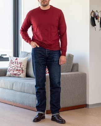Какие повседневные ботинки носить с красным свитшотем мужчине