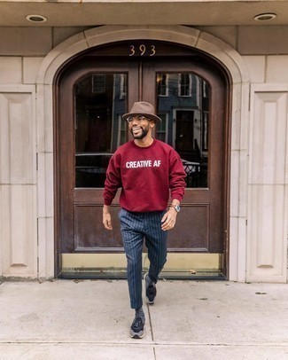 Какие брюки чинос носить с красным свитшотем