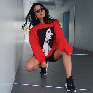 С чем носить красный свитшот женщине