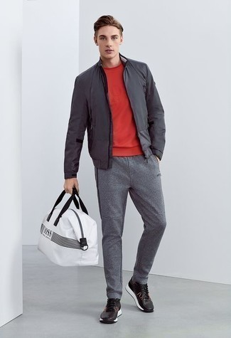 С чем носить красный свитшот мужчине