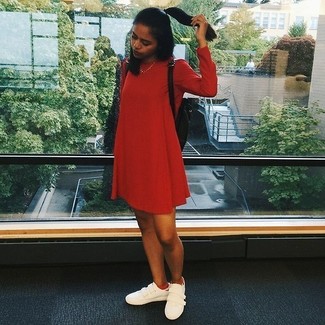 С чем носить красное свободное платье