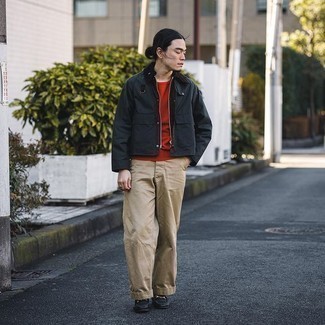 С чем носить красную футболку мужчине