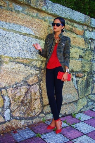 С чем носить красную футболку женщине