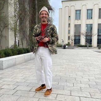 С чем носить красную футболку мужчине