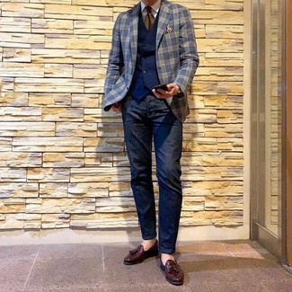 Какие джинсы носить с красными лоферами с кисточками