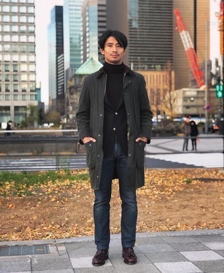 Какие джинсы носить с красными лоферами с кисточками