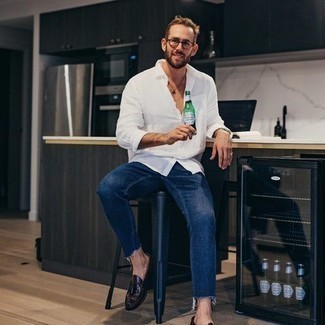 Какие джинсы носить с красными лоферами с кисточками