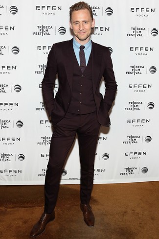 С чем носить красный костюм-тройку