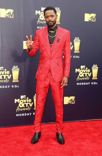 С чем носить красный костюм-тройку