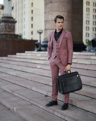 С чем носить красный костюм-тройку