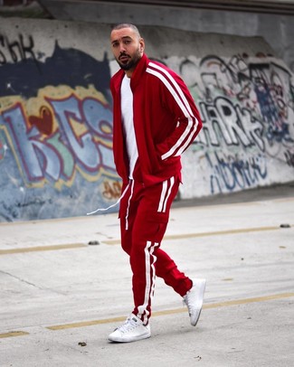 С чем носить красный спортивный костюм мужчине