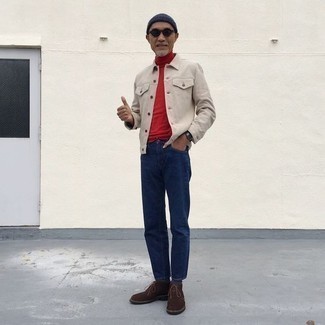 Как носить красную водолазку с бежевой курткой-рубашкой мужчине