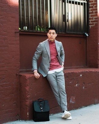 Как носить красную водолазку с темно-серым костюмом